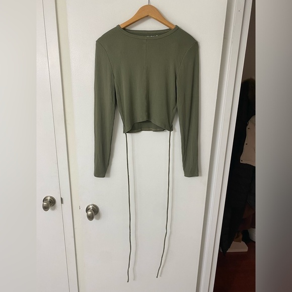 Abercrombie & Fitch olive green long sleeve ribbed crop top​ - Picture 2 of 5